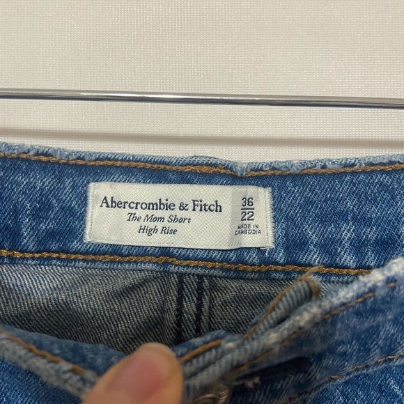 Abercrombie & Fitch EUC high rise distressed medium wash mom shorts size 36/22 - Picture 4 of 4
